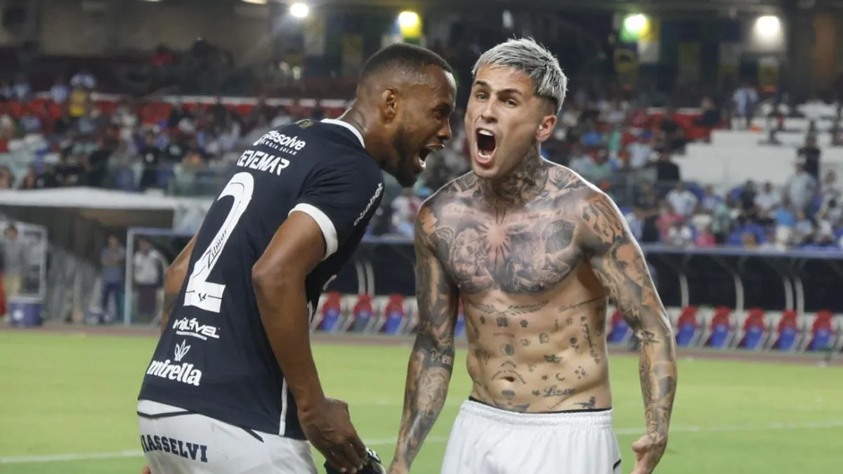 Diego Hernández garantiu a vitória azulina com uma cobrança de falta já nos acréscimos do 2° tempo.