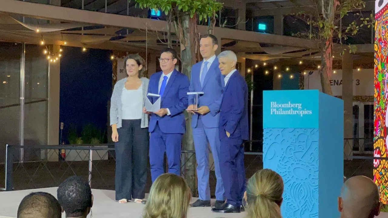 Prefeito Renato Ogawa recebe a premiação