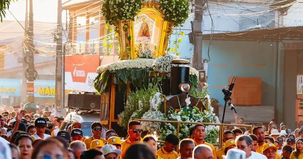 Neste domingo (19), às 4h, teve início a a tradicional alvorada com queima de fogos.