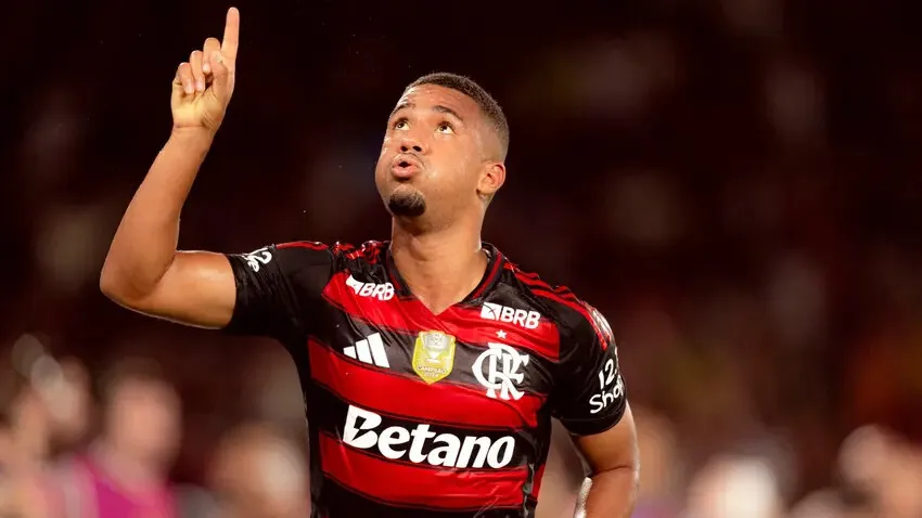 Samuel Lino aponta para o céu ao comemorar gol do Flamengo contra o Ceará.