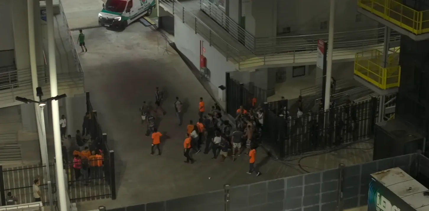 Torcedores, indignados com o resultado, tentaram invadir o campo e chegaram a pular a grade.