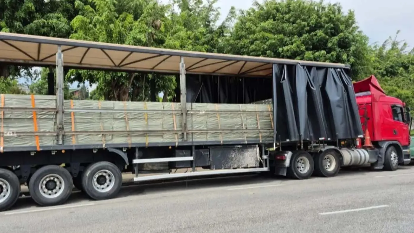 Caminhão que teve a carga apreendida