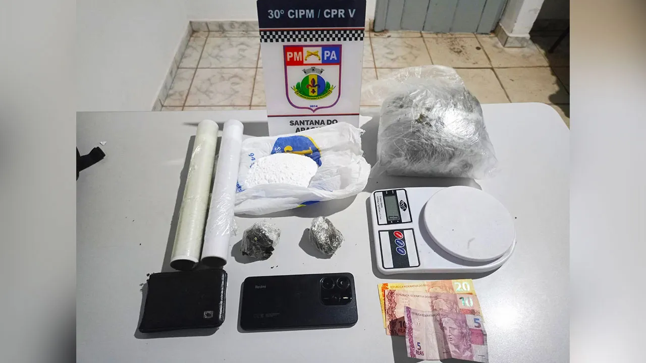 Além da droga, foram encontrados materiais utilizados para embalar entorpecentes, o que reforça a suspeita de que o homem atuava na comercialização dos produtos ilícitos