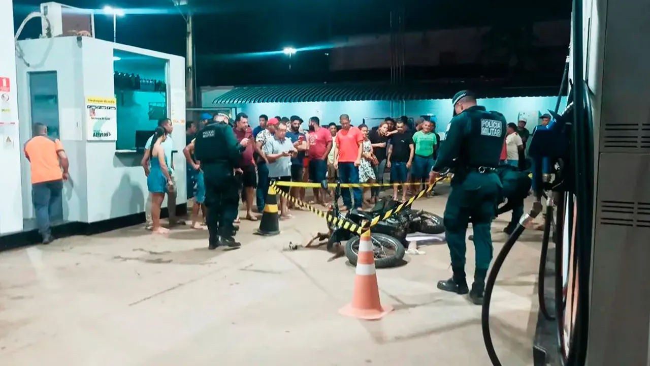 A Polícia Militar foi acionada e isolou a área para preservar a cena do crime