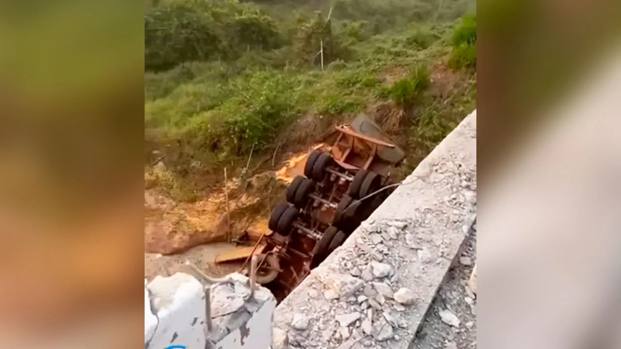 Imagens que circulam intensamente nas redes sociais mostram a carreta capotada debaixo da ponte