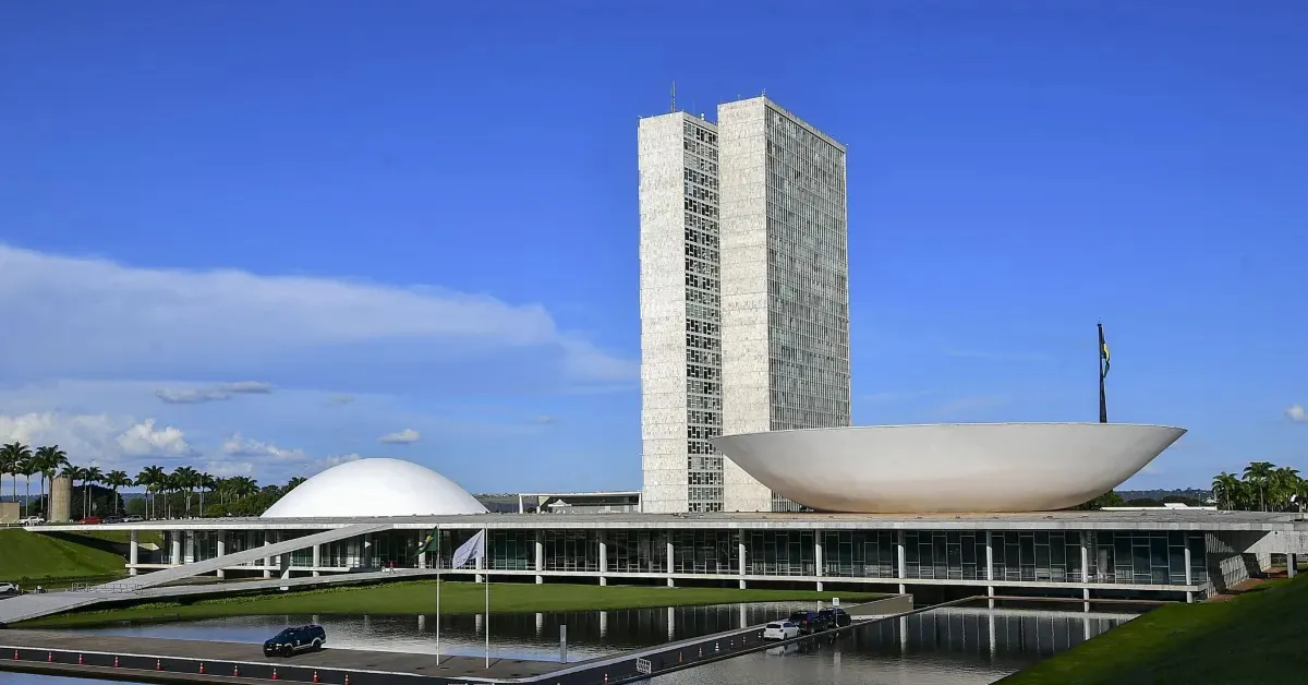 A proposta recebeu 353 votos a favor, 134 contra e uma abstenção.