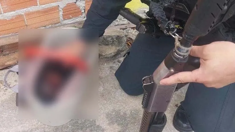 Policial no momento em que encontrou a criança