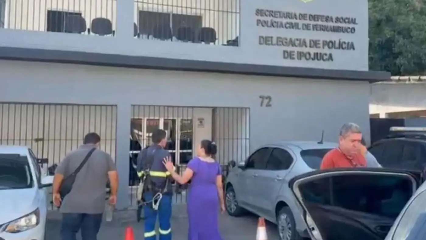 O suspeito sendo apresentado em delegacia no PE