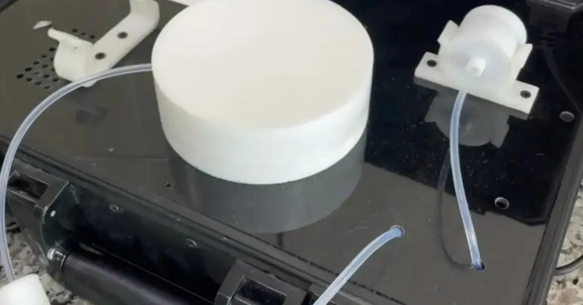 Basta uma única gota da bebida para o equipamento reconhecer odores estranhos em relação à bebida original.