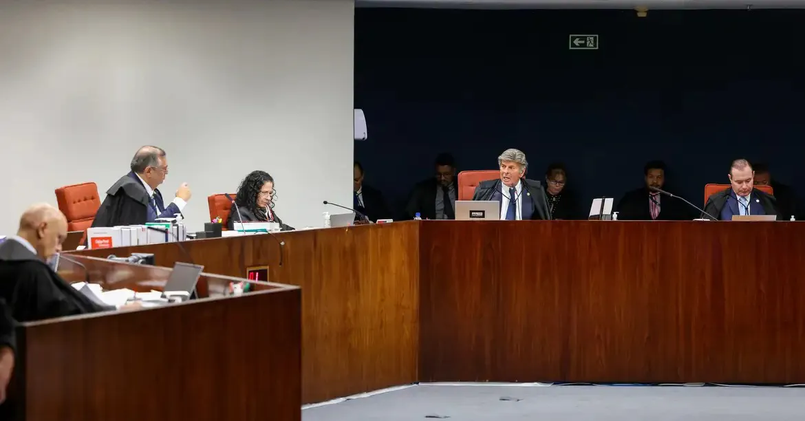 Os votos pela condenação foram proferidos pelos ministros Alexandre de Moraes, relator, Cristiano Zanin, Cármen Lúcia e Flávio Dino.