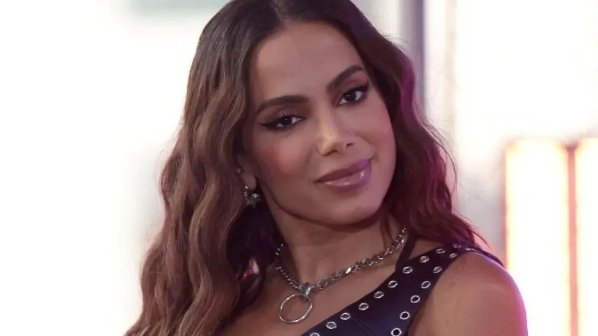 Anitta surpreende fãs com tatuagem clareada durante retiro espiritual, gerando especulações sobre mudança de imagem