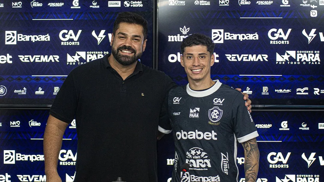Meia Yago Ferreira ao lado do gerente de futebol Daniel Dambrós