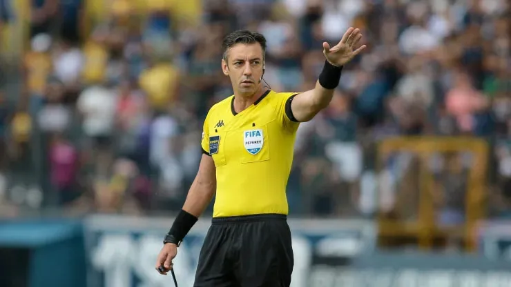 arbitro Raphael Klauss durante partida entre Remo e Confianca no estadio Baenao pelo campeonato Brasileiro B 2021.