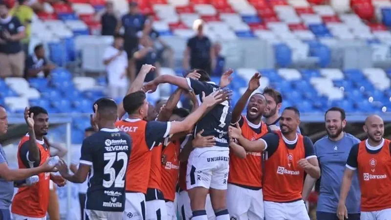 No jogo em Belém, Pavani (camisa 7) marcou o gol da vitória azulina. Hoje, ele retorna ao time titular em Manaus.