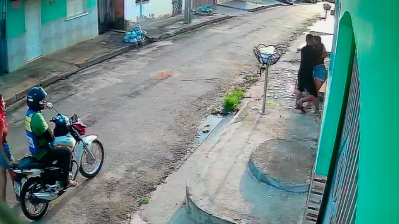 De acordo com informações, o agressor teria pulado o muro da residência e aguardado escondido até a chegada da vítima.