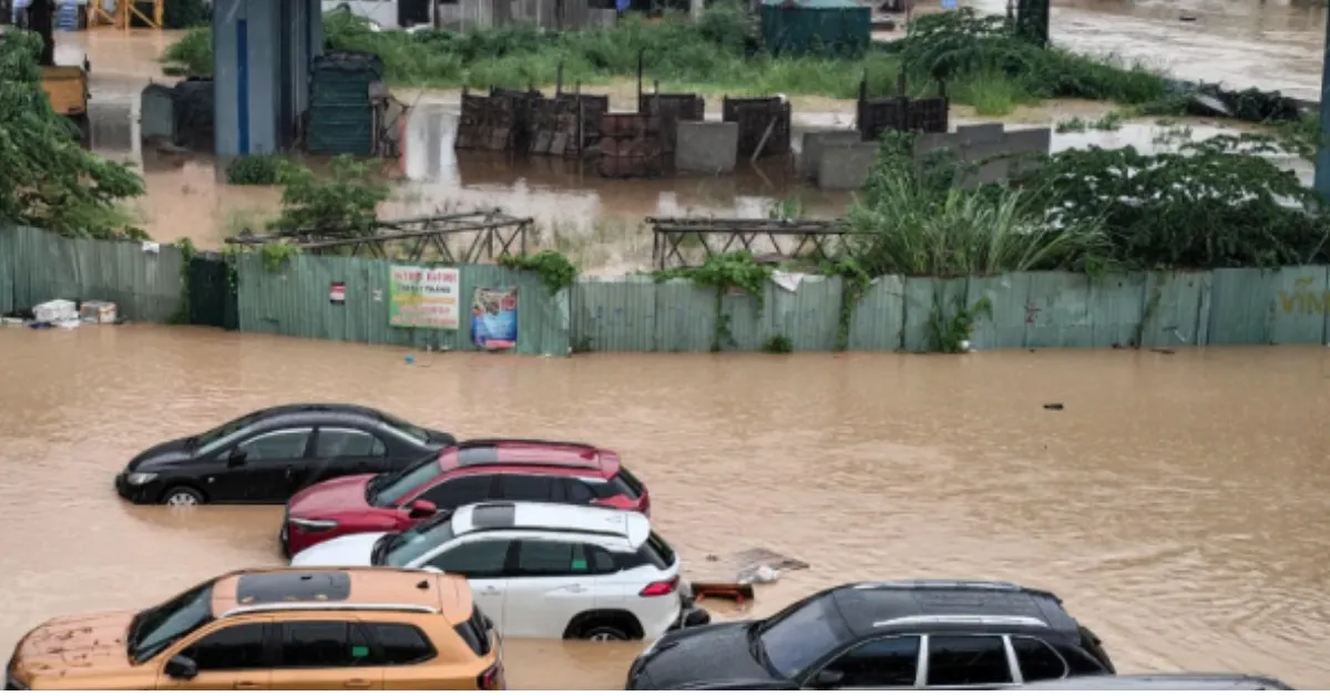 Regiões alagadas no Vietnã após dias de chuvas intensas que provocaram mortes, deslizamentos e destruição.