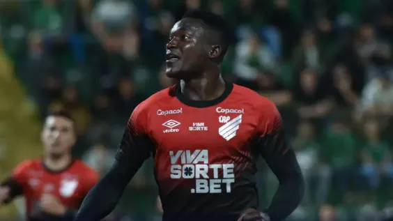 Atacante foi o nome da virada com dois gols