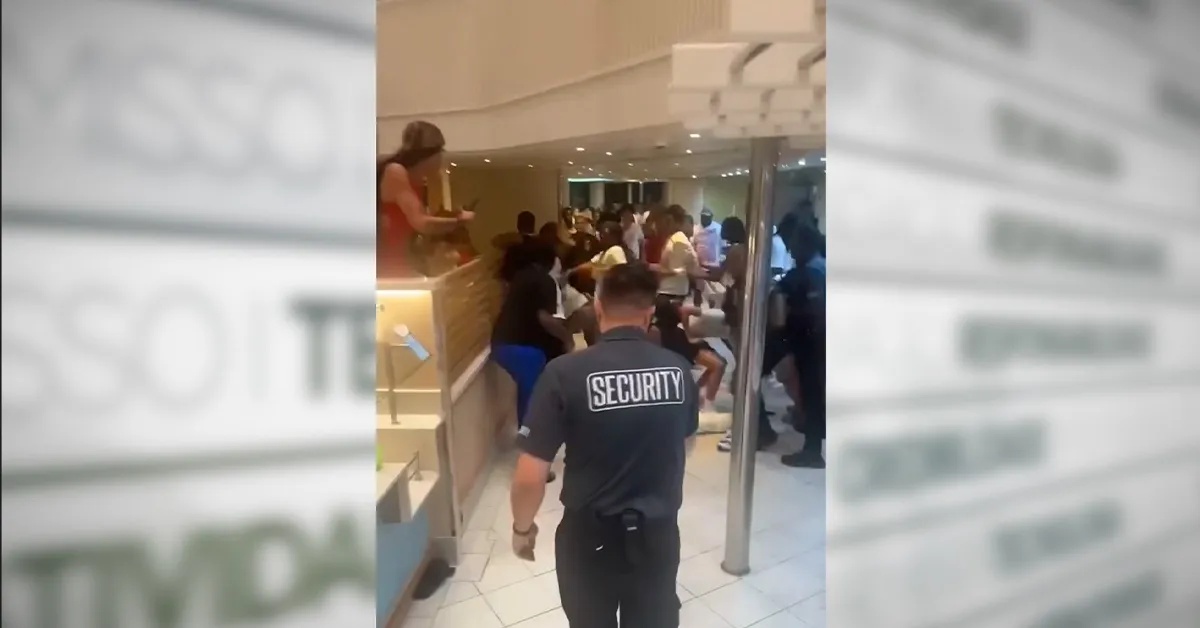 No vídeo é possível ouvir ainda um passageiro questionando: “Cadê a segurança?!”, enquanto agentes da tripulação tentavam, sem sucesso, conter os envolvidos.