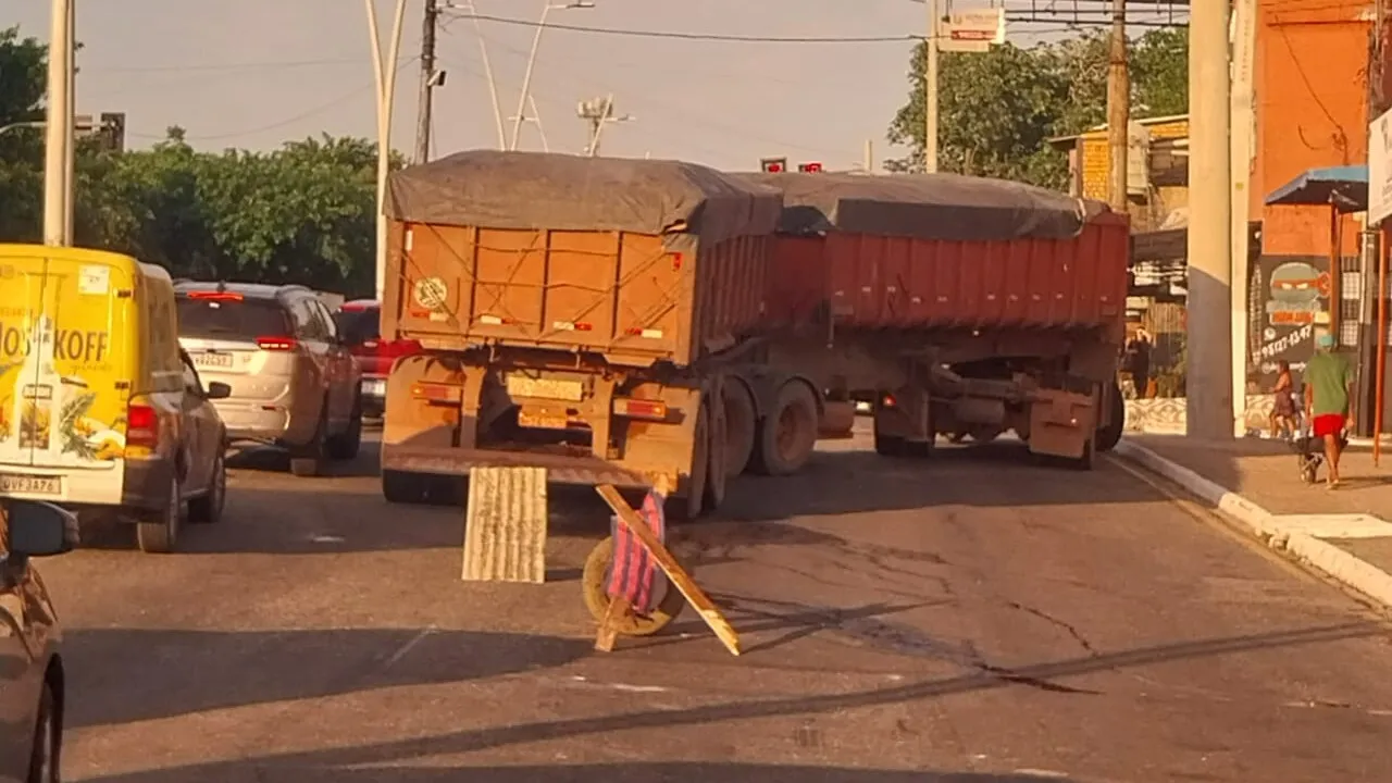 Carreta apresenta falha mecânica na Av. João Paulo II