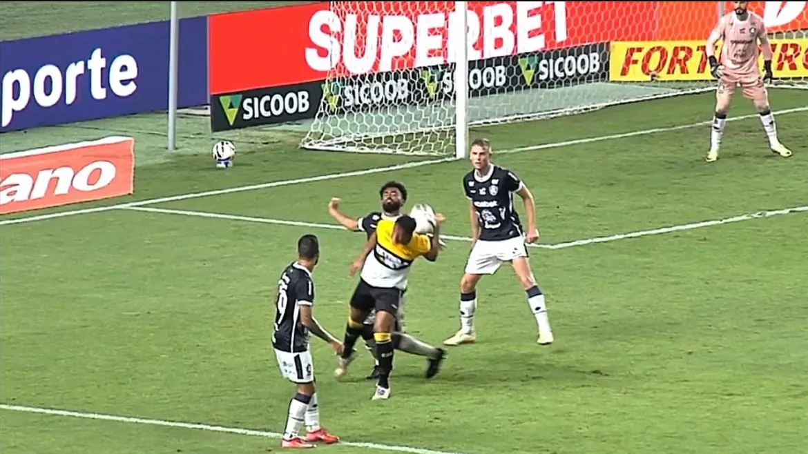 A derrota do Remo para o Criciúma gerou polêmica devido a um pênalti contestado. Entenda a divergência entre árbitro e VAR.