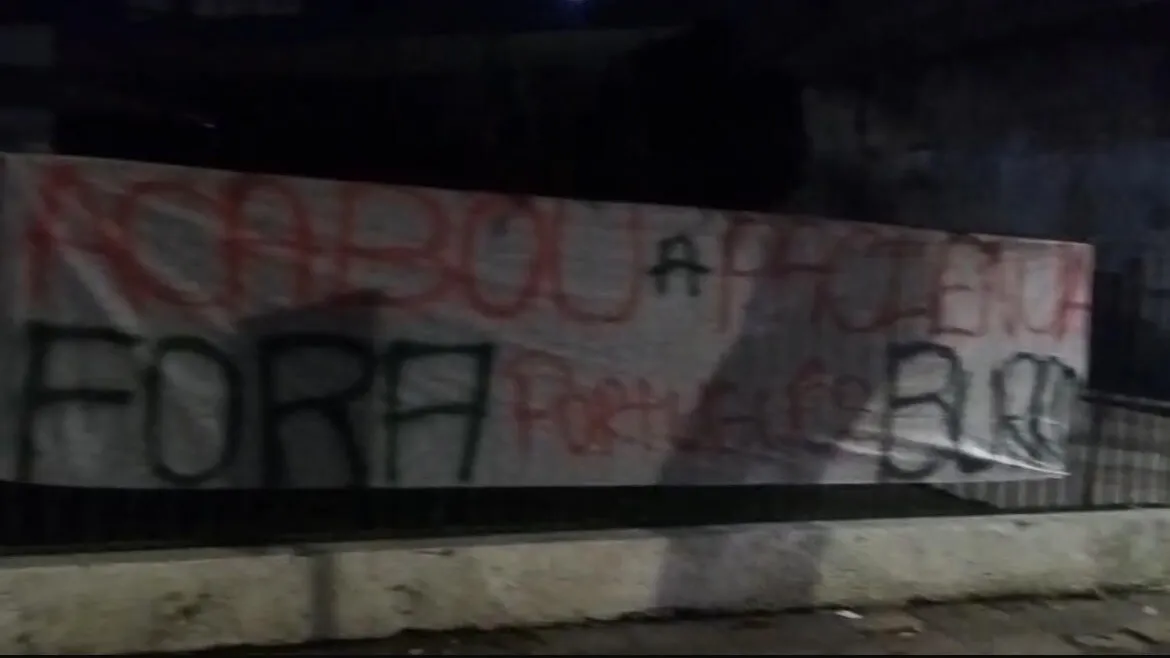 Torcida do Remo protesta contra técnico e diretoria