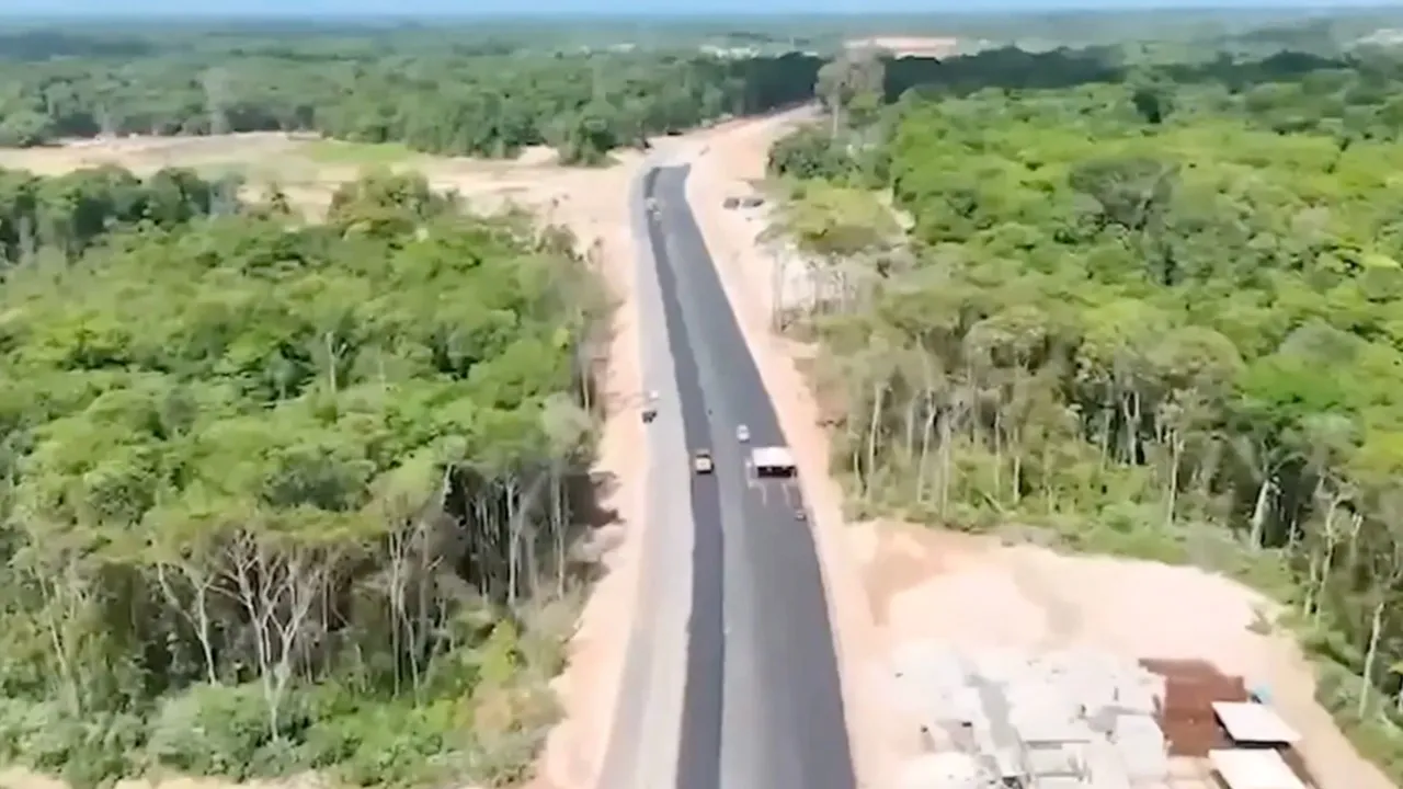 A obra terá quatro vias expressas e dois viadutos que farão a ligação entre os municípios de Belém, Ananindeua e Marituba e agora já está recebendo pavimentação asfáltica.