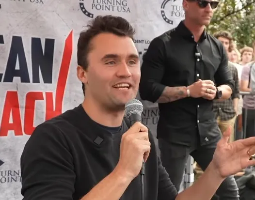 O influenciador conservador Charlie Kirk morreu após ser baleado durante um evento na Universidade Utah Valley