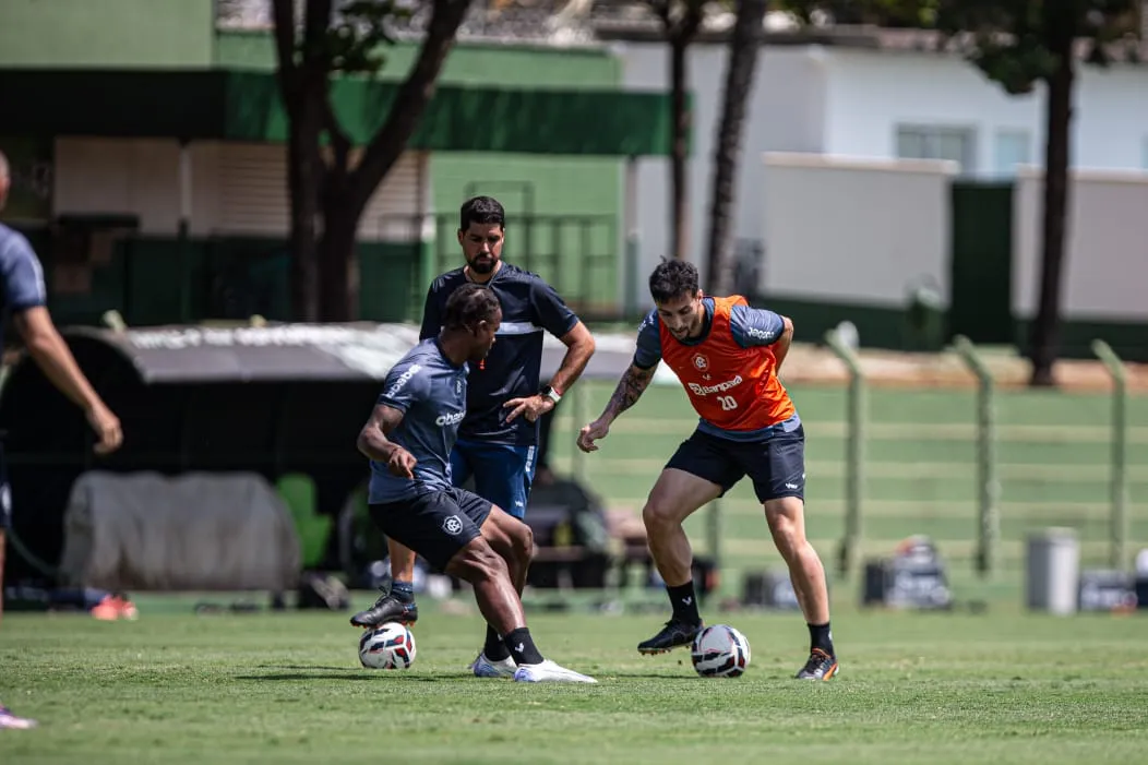 António Oliveira amenizou sua situação no comando remista, mas precisa continuar vencendo.