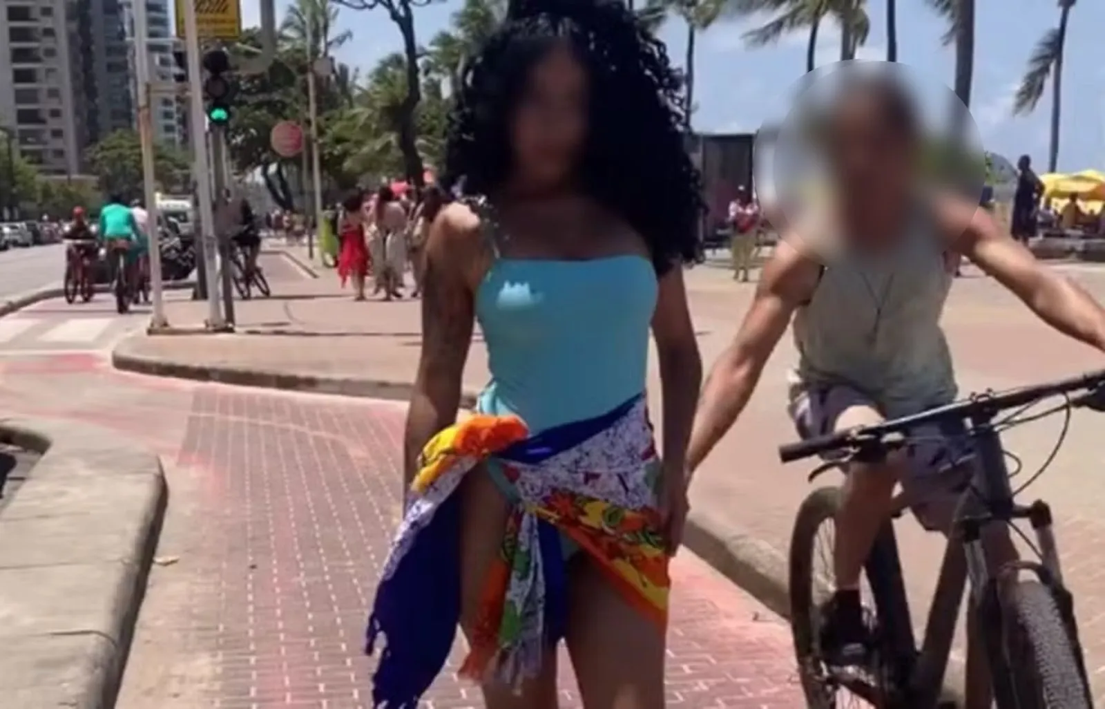 Vídeo mostra ciclista passando mão na bunda de modelo em sessão de fotos