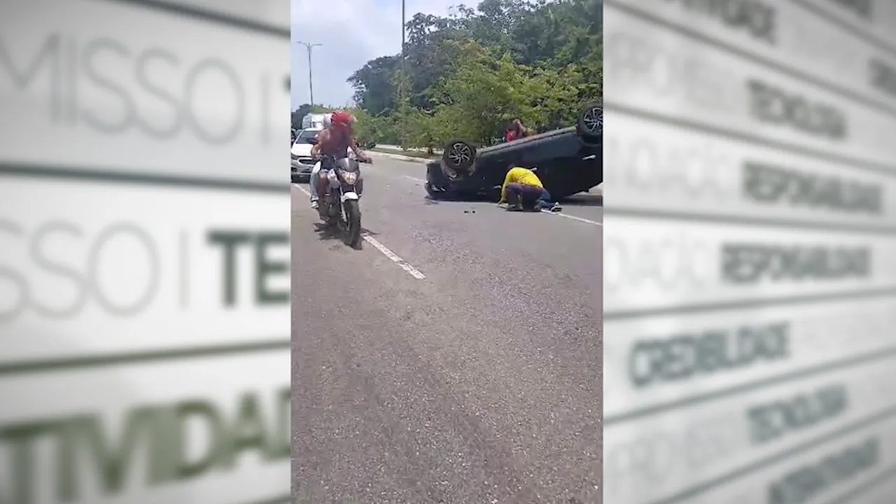 Algumas pessoas se aproximaram ao redor do veículo na tentativa de ajudar o condutor.