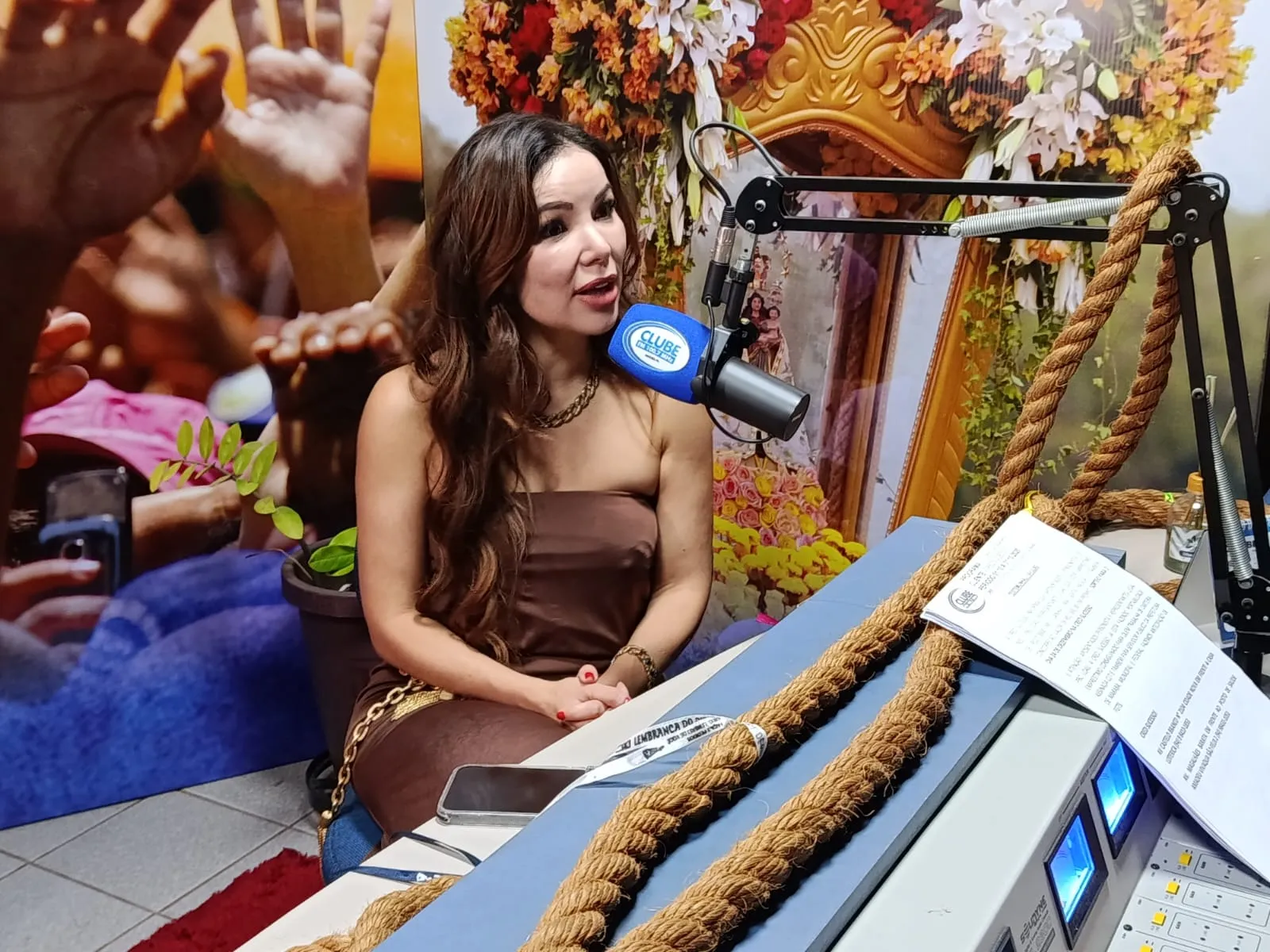 A artista paraense anunciou que sua nova música, intitulada “Amor Pela Metade”, fará parte da trilha sonora da próxima novela das 21h da TV Globo, “Três Graças”.