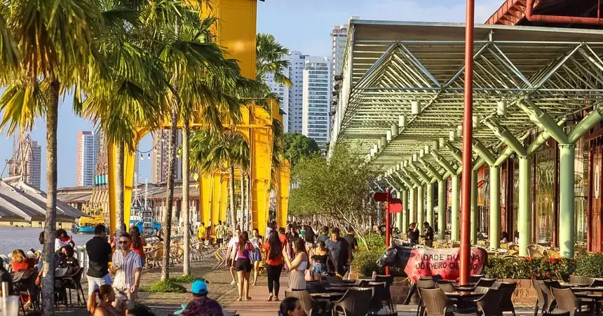 Antenas 4G e 5G instaladas em vários pontos da cidade garantem internet rápida e estável durante a COP30.