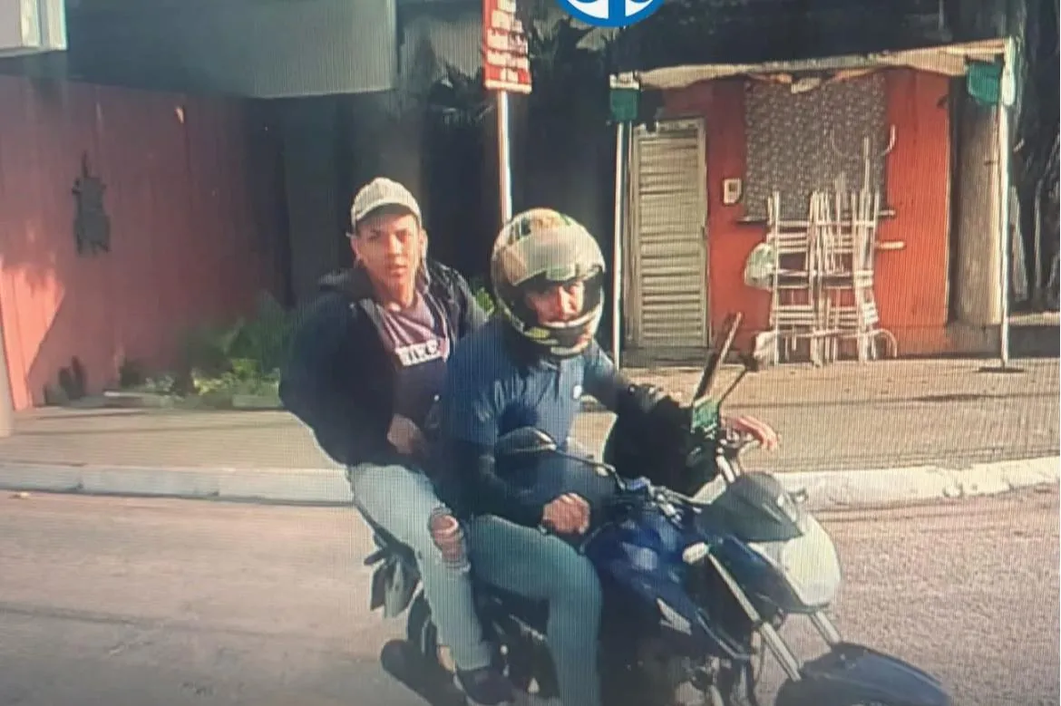 Imagens cedidas pela Polícia Militar: os suspeitos estavam em uma motocicleta e fugiram.