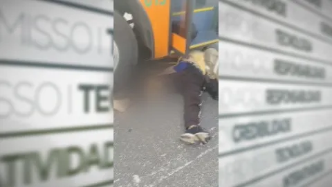 A área permaneceu isolada enquanto as equipes de resgate trabalhavam para retirá-la debaixo do veículo.