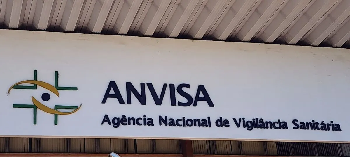 Cosméticos fabricados sem supervisão adequada podem provocar diversos problemas dermatológicos nos usuários.