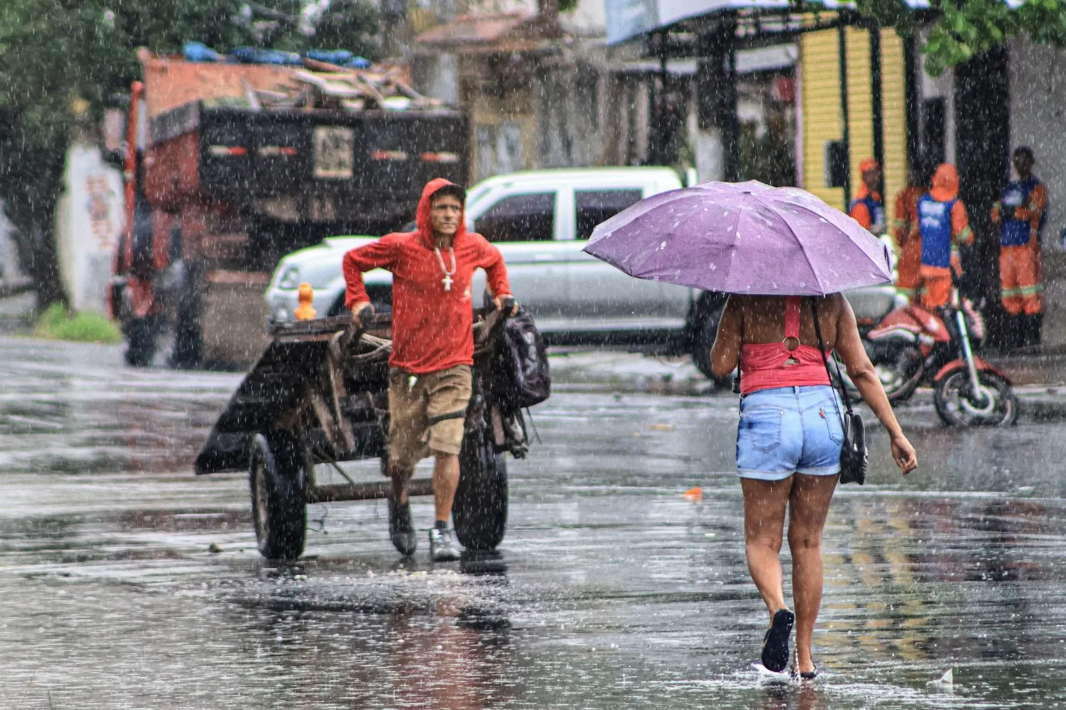 Conforme determinação oficial do poder público municipal, as ações de assistência foram implementadas após reconhecimento formal da situação crítica provocada pelos alagamentos causados por chuvas intensas.
