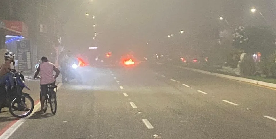 Conforme informações recebidas pelo Núcleo de Mídias do DOL, manifestantes utilizaram barricadas com fogo para bloquear ambas as direções da avenida.
