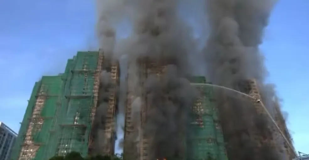 Nuvens de fumaça em complexo residencial atingido por incêndio em Hong Kong.