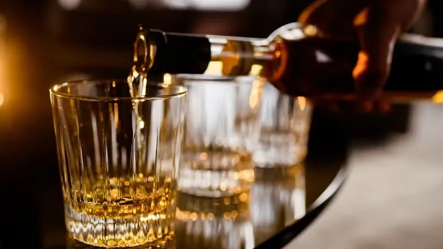 Primeiro caso suspeito de intoxicação por metanol em Belém ganha novo desdobramento, com a apreensão e perícia de garrafas de bebidas.