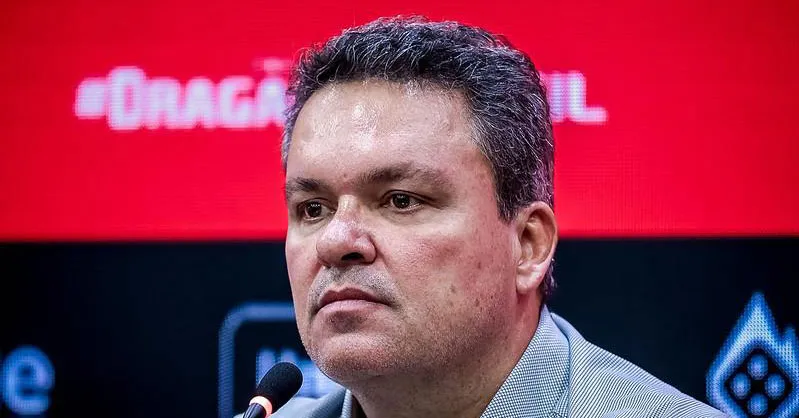 Adson Batista, presidente do Atlético-GO, afirmou que não pretende favorecer o Goiás na rodada final e ironizou o desempenho do próprio clube em jogos decisivos.