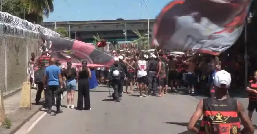 Reforço policial cerca o Galeão e impede torcedores de chegarem ao ônibus do Flamengo no 'AeroFla'