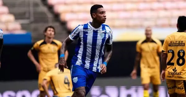 Alef Manga em ação pelo Avaí na temporada 2025, quando acumulou 31 jogos e quatro gols em uma passagem discreta pelo clube catarinense.