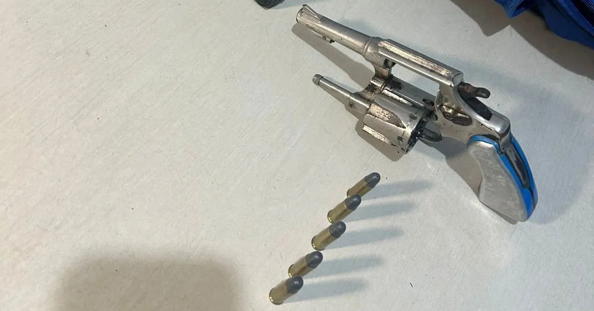 Revólver apreendido pela PM estava dentro de uma mochila infantil ao lado da cama onde a criança foi encontrada.