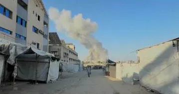 Imagem do bombardeio ao hospital em Khan Yunis, Gaza, que resultou na morte de quatro jornalistas durante a cobertura do conflito.
