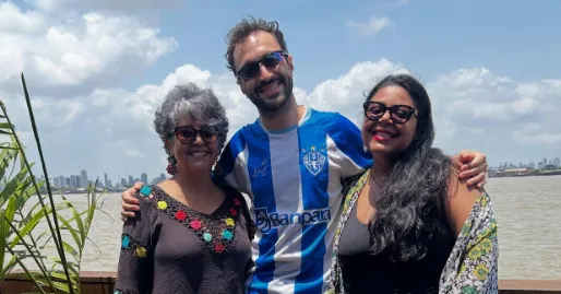 O apresentador registrou cenas de solidariedade durante a procissão, incluindo igrejas evangélicas que abriram suas portas para oferecer água e abrigo aos romeiros, demonstrando colaboração entre denominações religiosas durante o evento.