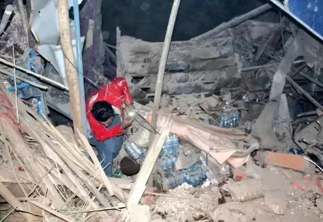 Socorrista procura por vítimas em meio aos escombros de prédio em Mazar-i-Sharif após o terremoto de magnitude 6,3 que atingiu o norte do Afeganistão.