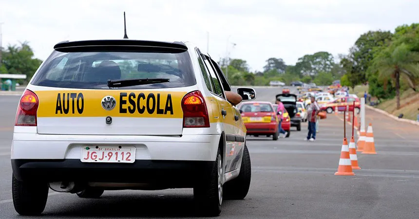 Setor de autoescolas é diretamente impactado pela resolução do Contran, que reduz aulas obrigatórias e permite atuação de instrutores autônomos.