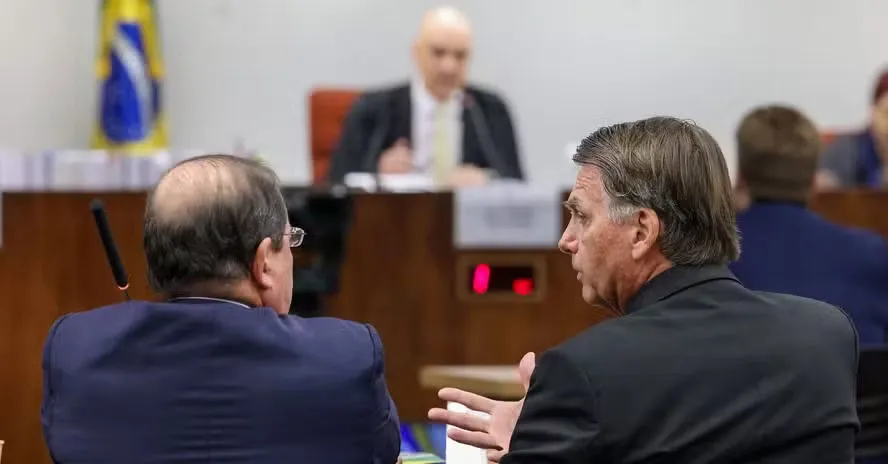 O julgamento de Jair Bolsonaro no STF marca um momento histórico, com medidas de segurança reforçadas e atenção nacional voltada para acusações que envolvem tentativa de golpe de Estado.