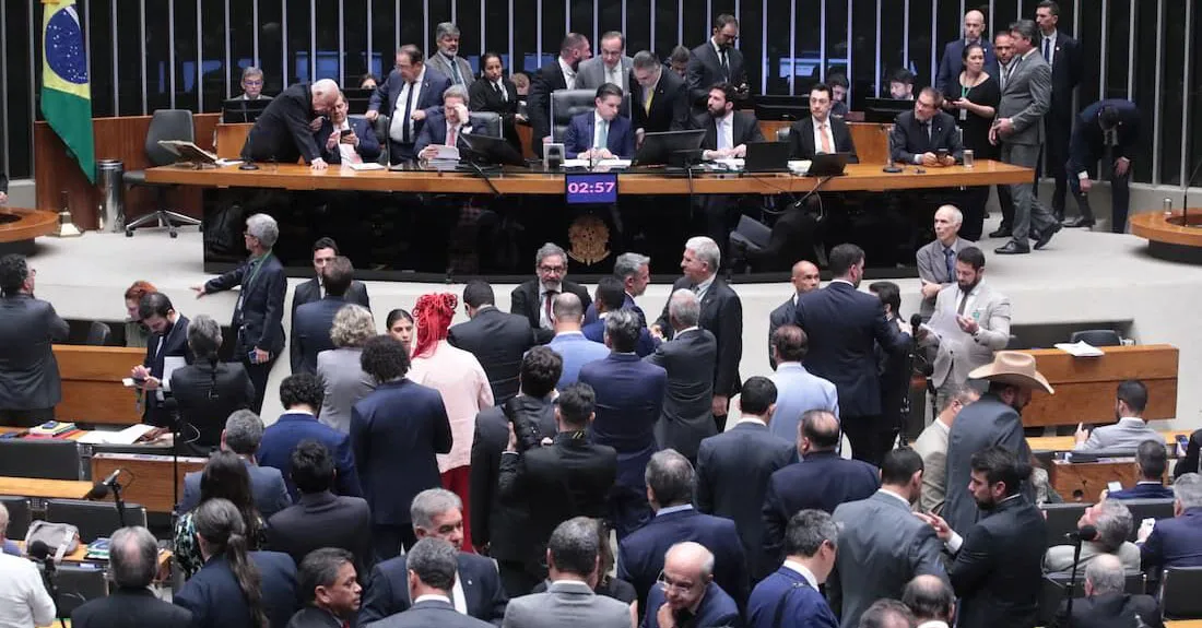 Deputados aprovam, em madrugada tensa, o PL da dosimetria após protestos no plenário e acordos que podem reduzir pela metade a pena do ex-presidente Jair Bolsonaro.