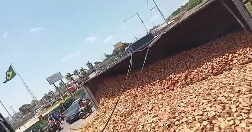 Imagens do acidente rapidamente viralizaram nas redes sociais.